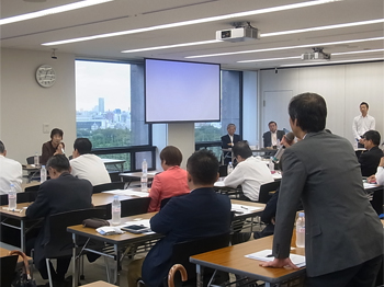 講演後の質疑応答の様子