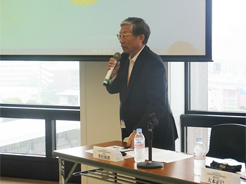 セミナー冒頭で挨拶する栗原会長